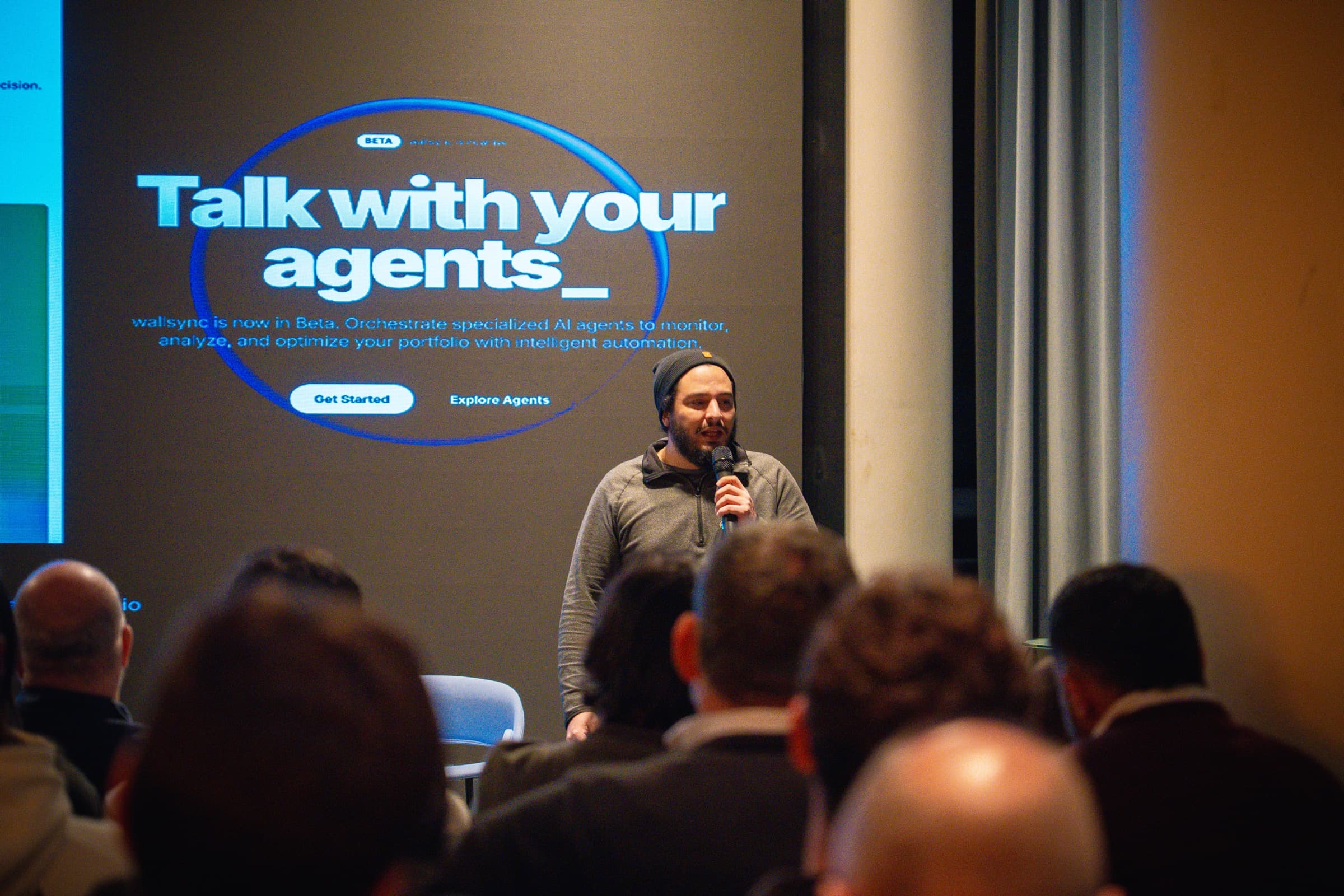 Angel Cruz en ClawCon Buenos Aires, frente a una slide que dice Talk with your agents